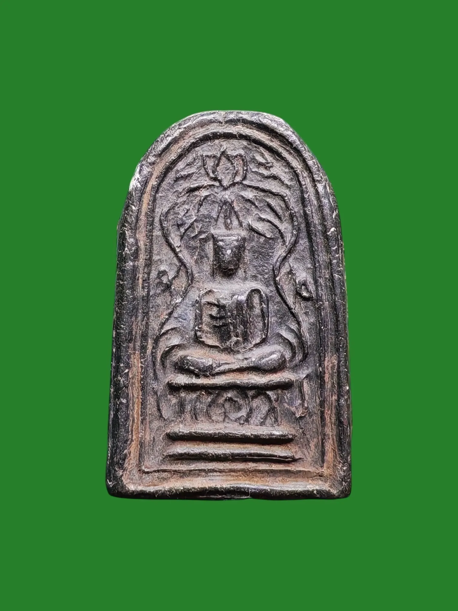 Phra Kru Wat Chana Songkhram Powder Amulet - Climbing Vine Mold Black Earth — รูปที่ 1