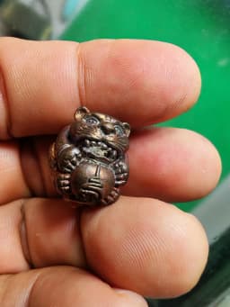 Wealth-Receiving Cat Amulet, Luang Pu Kham Bu, Wat Kud Chom Phu, Ubon Ratchathani, B.E. 2554, Bell Metal — รูปที่ 6